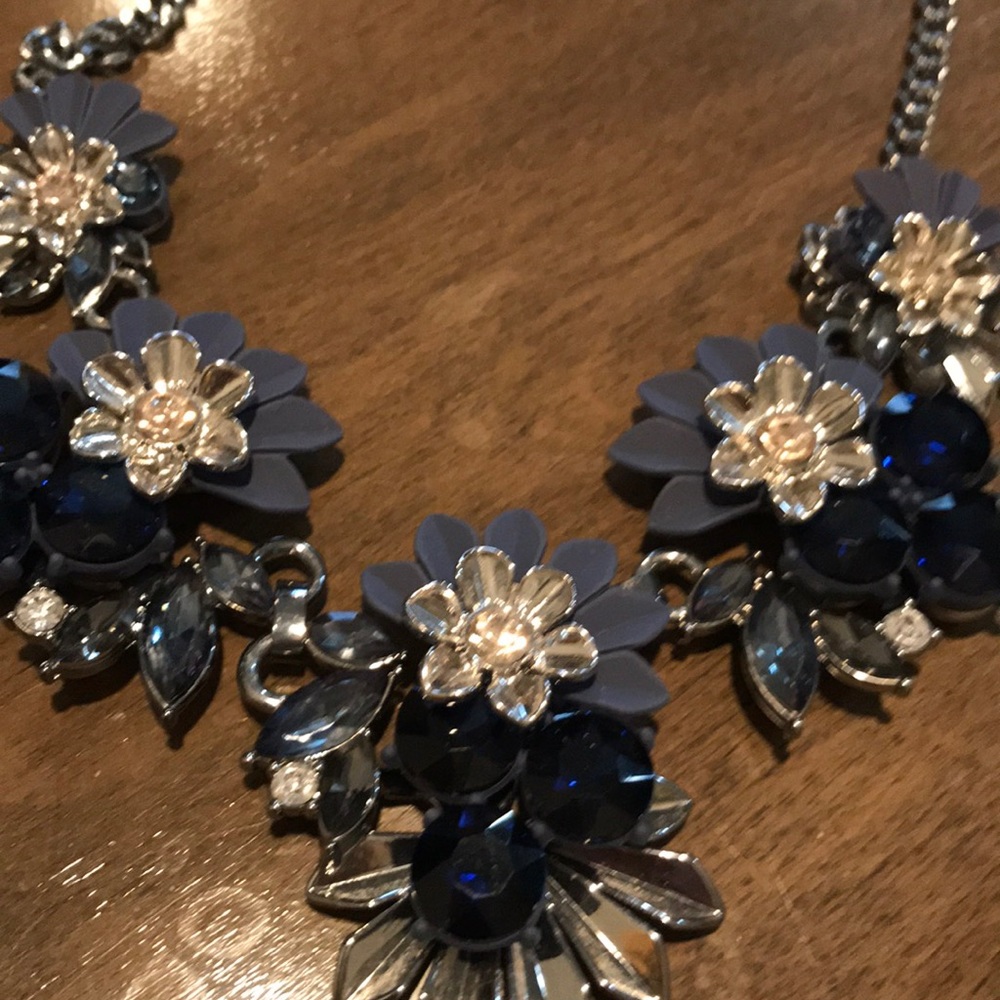 Beautiful Dress Barn Flower Necklace